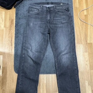 Replay jeans - Snygga gråa jeans från Replay med klassisk femficksdesign, modellen heter ”Thad”. De har en rak passform och är perfekta för en avslappnad stil. Märkeslappen sitter på baksidan av midjan. Storlek: 30/32. Skicket är 9/10. Inga hål eller defekter. Fraktas spårbart!