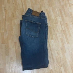 BLÅA JACK & JONES JEANS - JACK & JONES REGULAR 31/32 9/10 SKICK ORIGINAL PRIS 600kr
