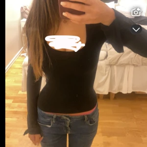 Svart långärmad topp - Snygg svart långärmad topp med tight passform. Perfekt för en stilren look. Passar bra till jeans eller kjol. Jätte fin från Gina tyvärr kommer den inte till användning och vill tömma min garderob. Pris kan diskuteras