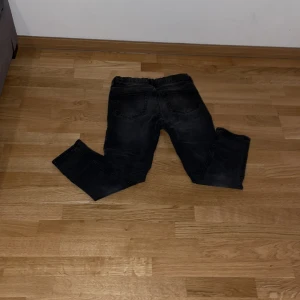 Svarta jeansbyxor pris kan diskuteras dock  - Snygga svarta jeansbyxor med en klassisk straight passform. Perfekta för en avslappnad stil. De har en midwaist design och är tillverkade i slitstarkt denim super rare köppppppppp pris kan diskuteras .
