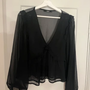 Svart blus  - Jätte fin blus som är lite festlig, använd få gånger säljer då den är lite för stor för mig passar även s 