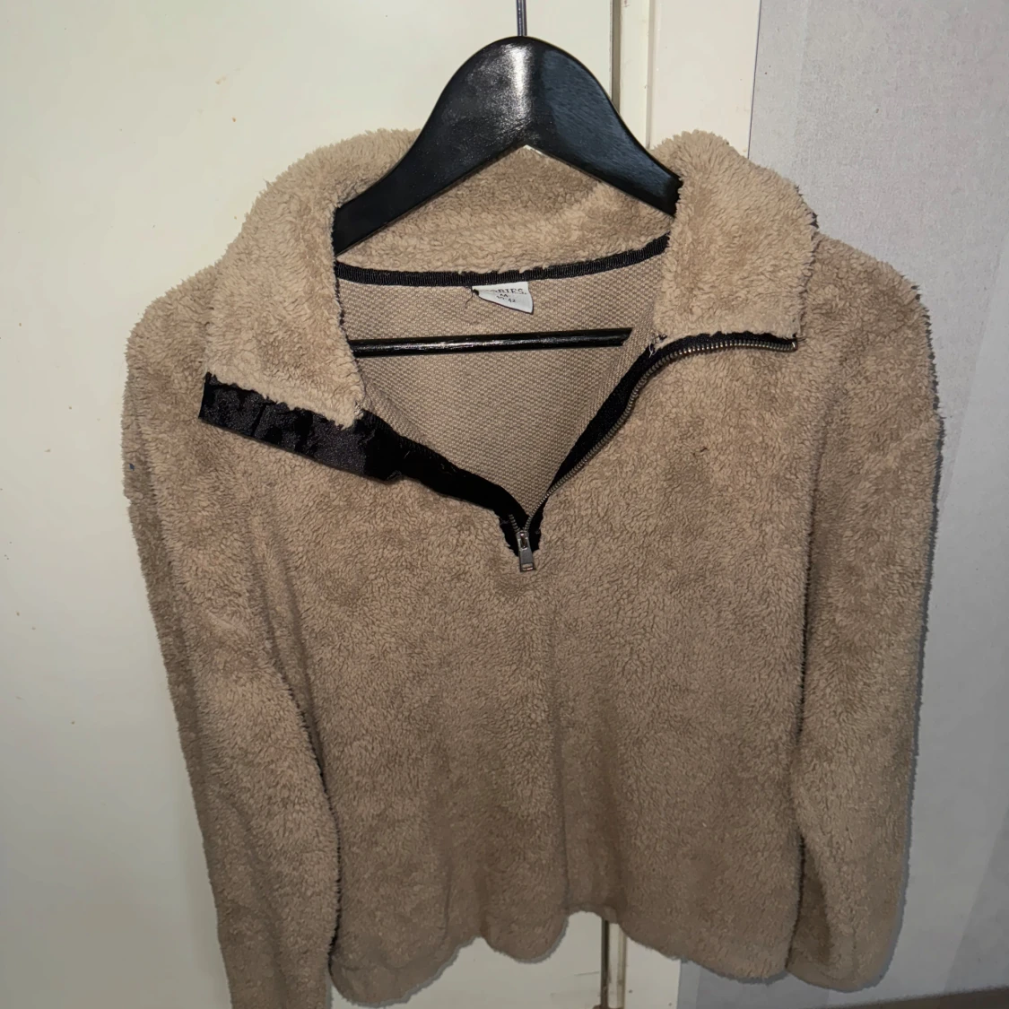 Beige och svart fleecejacka med dragkedja