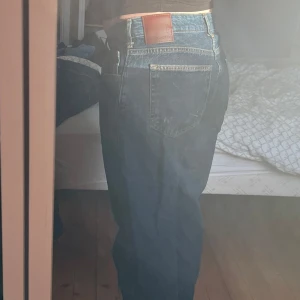 Blå jeans med rak passform - Säljer ett par klassiska blå jeans med rak passform. Perfekta för en avslappnad stil. Modellen low straight W29 L32