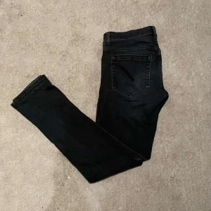 Dondup jeans - Snygga och eftertraktade svarta jeans från dondup med slim passform. | Modell: George | Skick: 10/10 | Storlek: 30 | Nypris: 3400kr | Vårt pris: 899kr | Tveka inte att höra av dig vid minsta fråga! Mvh