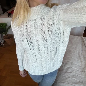 Vit stickad tröja - Fin vit stickad tröja! 