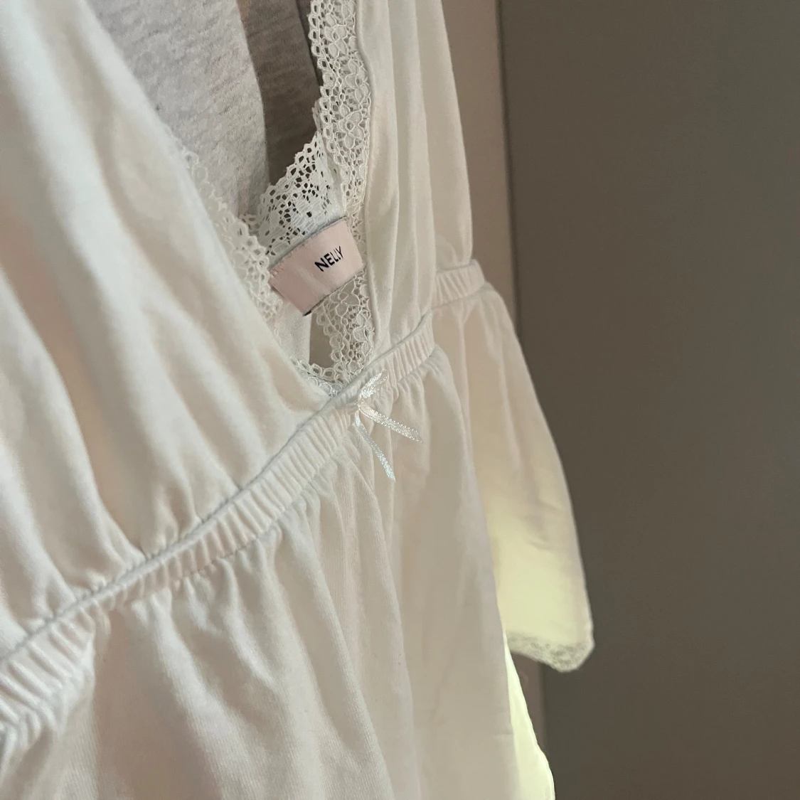 Vit linne med spetsdetaljer