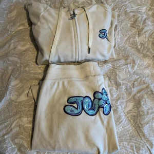 Juicy Couture set - Säljer detta set då de bara ligger å tar plats i garderoben. Använt ett fåtal gånger så nästan som nytt! Koftan är i strl S och byxorna är i M🌸Skriv gärna för funderingar eller bilder☺️