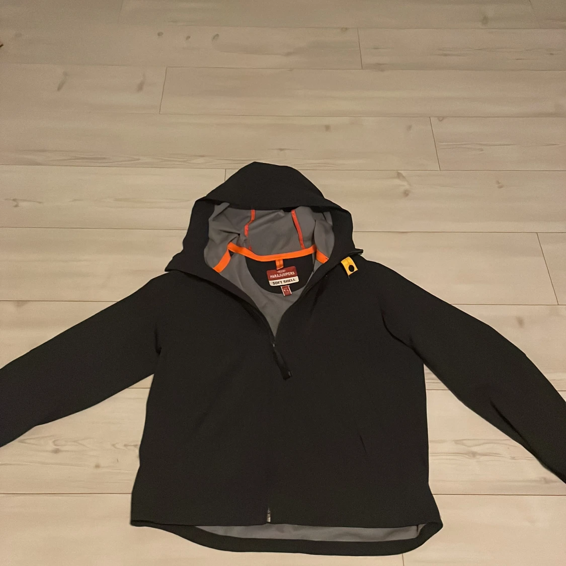 Svart softshelljacka från Parajumpers