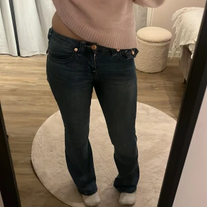 Mörkblå jeans från True Religion - Snygga mörkblå jeans från True Religon som aldrig använd längre. Midjemåttet är 40cm och innerbenslängden 80cm men dom är väldigt stretchiga!💗 Ni får gärna komma med prisförslag!!