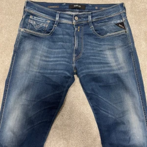 Replay Anbass jeans - Säljer dessa blå Replay anbass jeans (slimfit) med en riktigt snygg tvätt! Jeansen är i grymt skick, inga defekter! Size 32/32. Skriv vid funderingar!