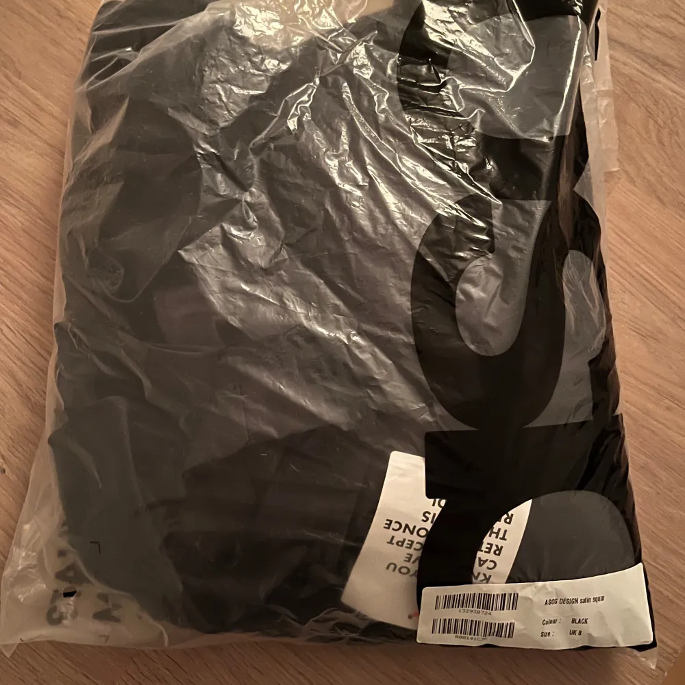 Helt ny och oanvänd klänning från Asos i strl 36. Alla lappar kvar. Säljes då returtiden gått ut. Nypris 1569:-.. Mekot.