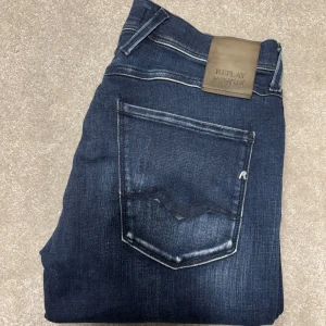 Replay Anbass jeans - Säljer dessa mörkblå Replay anbass jeans (slimfit)! Jeansen är i grymt skick, inga defekter! Size 31/34. Skriv vid funderingar!