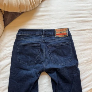 Diesel lowwaist bootcut jeans - Snygga mörkblå jeans från Diesel, nypris 1500kr!🩷