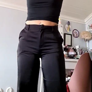 Satin byxor från Venderbys - Säljer mina underbara satin byxor från danska venderbys! De är väl använda men sparsamt, så är i bra skick! Suuuper bekväma byxor verkligen. Priset går att diskutera vid snabb affär😊🙏🏼