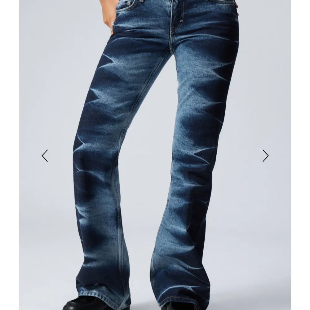 Någon som har dessa jeans i stl 26 elle 27 som vill byta mot 28??🩷🩷slutsålda i alla storlekar 🩷helt nya fick hem idag endast testade då jag är 163 och de är för långa, skulle säga att de passar 170-178. As snygga och coola blå mönstrade bootcut jeans. Är öppen för att sälja också så tveka inte på att skriva eller lägga bud🩷. Farkut & Housut.