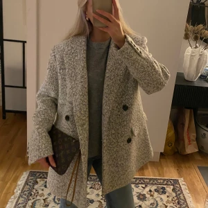 Kappa - Så himla fin kappa från Na-Kd som tyvärr inte kommer till användning för mig längre💗Använd ett fåtal gånger så i väldigt bra skick!