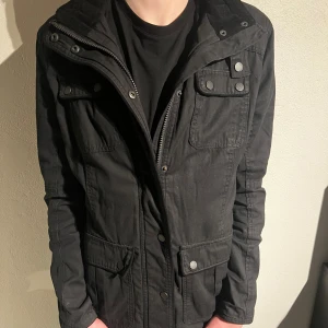 Feild jacka - Hej! säljer nu denna skjukt snygga feild jackan, storlek S, skick 9/10, passar perfekt till våren. Vid minsta lilla fundering är det bara o höra av sig!