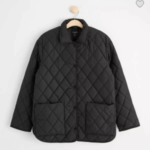 Quiltad jacka - Säljer min svarta quiltade jacka från Lindex! Passar perfekt till våren🌼den är helt slutsåld och har inga defekter🙏🖤 Nypris 700kr