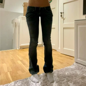 Lågmidjade mörkblå bootcut jeans - Snygga mörkblå jeans med bootcut-stil. De har en låg midja och klassisk femficksdesign. Perfekta för en avslappnad look. Strl 26/32