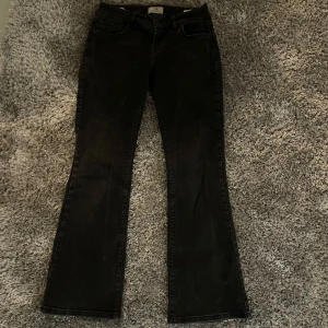 Ltb jeans - Jättesnygga jeans från Ltb. Modellen roxy som är som lågmidjade bootcut. Köpte här på plick men har andra jeans som jag använder mer därför jag säljer😊 W28 L30, sitter bra i längden på mig som är 162