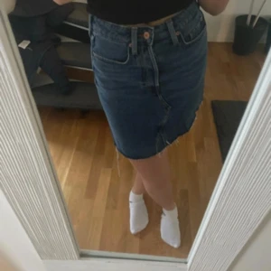 Jeanskjol  - Säljer en snygg jeanskjol som är perfekt till sommaren , helt ny i storlek 36/S 