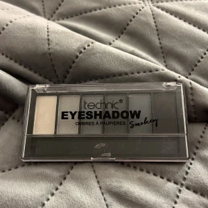 Ögonskuggspalett Smokey från Technic - Snygg ögonskuggspalett från Technic med fem nyanser för en perfekt smokey eye-look. Paletten innehåller både ljusa och mörka toner, idealiska för att skapa djup och definition. Perfekt för både vardag och fest!