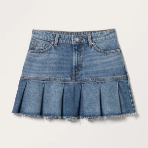 Jeanskjol med volang - Säljer min jeanskjol nu då den inte har kommit till använing förra sommaren. Köpt på Monki❤️Aldrig använd men har inte prislapp kvar. Inköpt för 399kr❤️