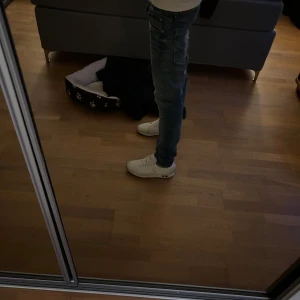 Blå jack and Jones jeans st 27/30 - Tja säljer ett pat väldig lite använda Jack and Jones jeans i st 27/30 de har en fin blå färg och är slim fit. de är bara att höra av er om ni undrar något🙌😁