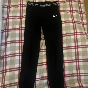 Svarta nike pro träningstights, storlek 146/152 12-13år. - Ett litet hål men annars i bra skick 
