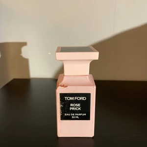 Tom Ford Rose Prick Eau de Parfum - Säljer en  flaska av Tom Ford Rose Prick Eau de Parfum, 50 ml, se mängd kvar på bild 3. Flaskan är lite trasig på kanten men inget som stör doften. Perfekt för den som älskar dofter med en touch av ros.