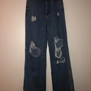 Blå jeans med slitningar - Blå jeans med slitningar och en lös passform. Har bara använt dessa en enstaka gång.