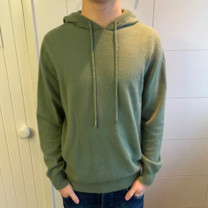 Merinoull Hoodie - En riktigt snygg Merinoull Hoodie! Storlek M. Modellen är 179 cm lång men passar större än det! Använd max 3 gånger, inga defekter! Hör av dig vid intresse😊