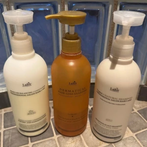 Hårvårdsprodukter från La'dor - Tre olika hårvårdsprodukter från La'dor. En vit flaska med Moisture Balancing Conditioner, en brun flaska med Dermatical Hair-Loss Shampoo och en annan vit flaska med Pure Natural Shampoo.  Säljer tre flaskor Lador hårprodukter  Lador anti Hair-loss shampoo Ca 250 ml kvar  Lador Sensitive scalp shampoo Ca 90-100 ml kvar  Innehåller Tea Tree Olja, Propolis och Pepparmynta   Lador Moisture balancing conditioner Ca 400 ml kvar 