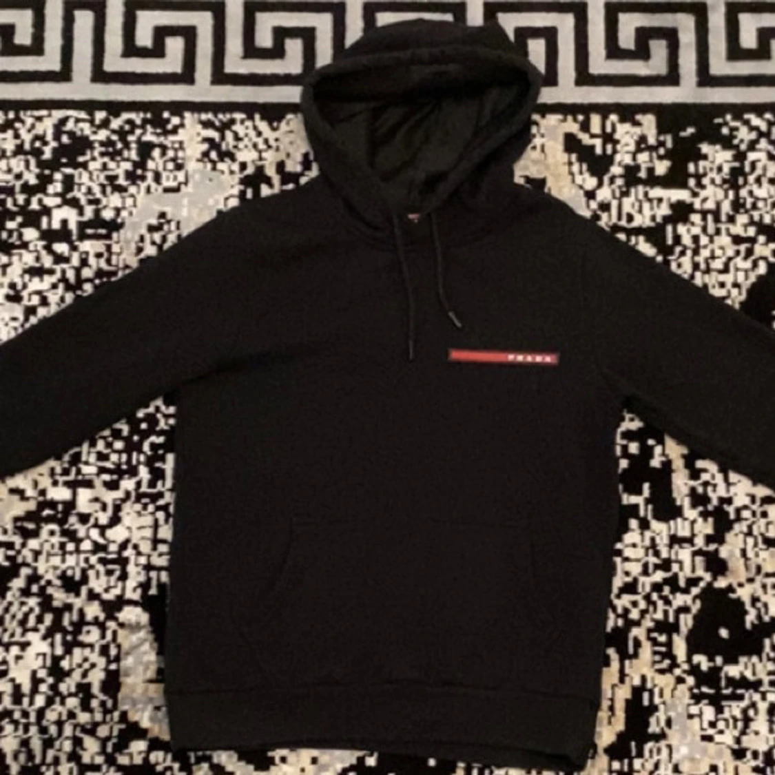 Svart hoodie från Prada