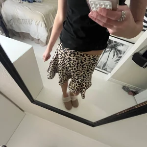 Leopardmönstrad kjol från Amisu - Snygg leopardmönstrad kjol från Amisu i en bekväm passform. Kjolen har ett trendigt mönster och är perfekt för att ge din outfit en extra touch. Tillverkad i ett lätt och luftigt material.