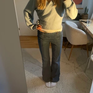 Lågmidjade jeans med detaljer - Så snygga lågmidjade jeans med coola dragkedjor fram. Utan fickor