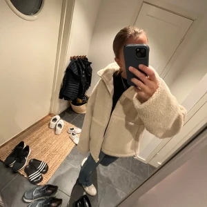 Teddyjacka😇🎀 - Såå fin teddy jacka från Åhléns i märket Carin Wester, perfekt nu till våren!!!❤️❤️❤️