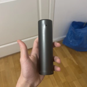 Söker byte ? - Säljer en stilren parfymflaska från Giorgio Armani. Flaskan är cylindrisk och har en elegant mörkgrå färg med en matt finish. Perfekt för den som gillar minimalistisk design. Ungefär 30 ml