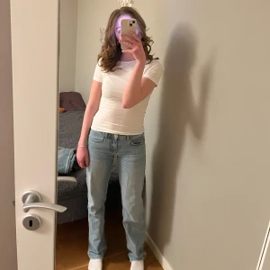 Raka jeans - Jeans från Nelly i modellen low waist straight. Bra skick utöver små slitningar längst ner i bak på benen. Jag är 163💕