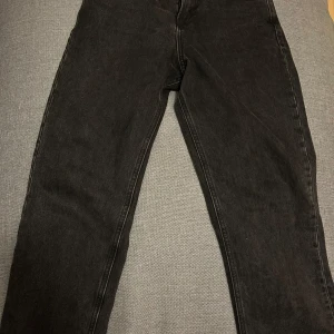 Svarta jack & jones byxor  - Snygga svarta jeansbyxor i klassisk stil. Perfekta för en avslappnad look. De har en rak passform och är tillverkade i ett slitstarkt material.