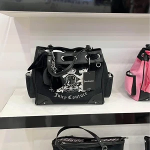 Juicy Couture svart väska  - Säljer min oanvända Juicy Couture handväska som endast har använts som prydnad! Köpte denna väska för 3000kr ifrån American Tourist på Manila Airports flygplats. Pris kan diskuteras!