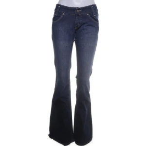Lee lowrise bootcut jeans - Supersnygga mörkblå jeans ifrån Lee, de är i bra skick!💓 Storlek W29L33, Mått: 39,5cm rakt över midjan, 82,5cm innerben😇💓
