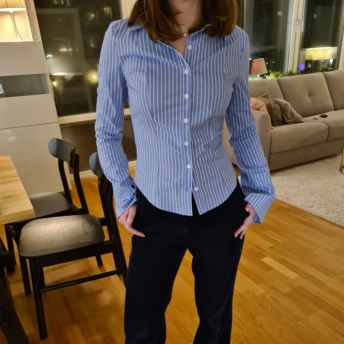 Blå och vit randig skjorta