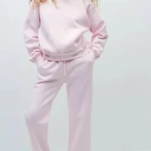 Ljusrosa set Gina Tricot  - Mysig ljusrosa sweatshirt med rund hals och långa ärmar, med byxor till. Byxorna är i storlek M och tröjan i Xl.Perfekt för en avslappnad stil. Passar bra till både jeans och mjukisbyxor. Enkelt och stilrent plagg för vardagen.❣️❣️