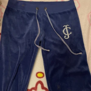 Blå mjukisbyxor med broderad logga - Säljer ett par blåa vintage juicy couture mjukisbyxor passar som S också. skriv om frågor🫶