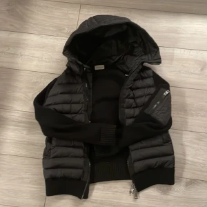 Svart pufferjacka från Moncler - Moncler cardigan, sitter extremt smått i storlekarna. Passar dig som är 165-170 fastän den är storlek S. Priset är ej hugget i sten