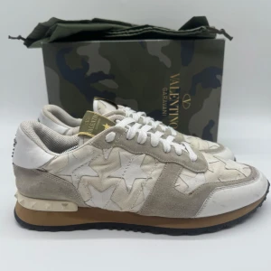 VALENTINO ROCKRUNNERS - Valentino Rockrunners- Skick: 9/10 - Tillbehör: Enbart Skorna  - Storlek 44 sitter som 45 - Nypris ca 7500kr - Deluxecloset