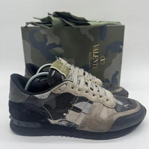 VALENTINO ROCKRUNNERS  - Valentino Rockrunners- Skick: 8,5/10 - Tillbehör: Dustbag - Storlek 40 1/2 sitter som 41 1/2 - Nypris ca 7500kr - Deluxecloset