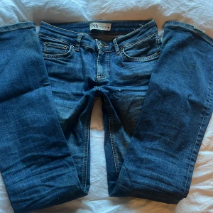Lågmidjade jeans - Snygga lågmidjade jeans från Zara! Säljer då dom är försmå för mig, skriv om ni har några frågor!💗