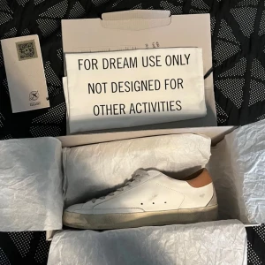 Golden Goose skor - Tja säljer nu mina riktigt feta golden goose skor. Skick10/10 bara använt dem 3 till 4 gånger ungefär. Finns box kvitto och dustbag så tveka inte att höra av dig😉